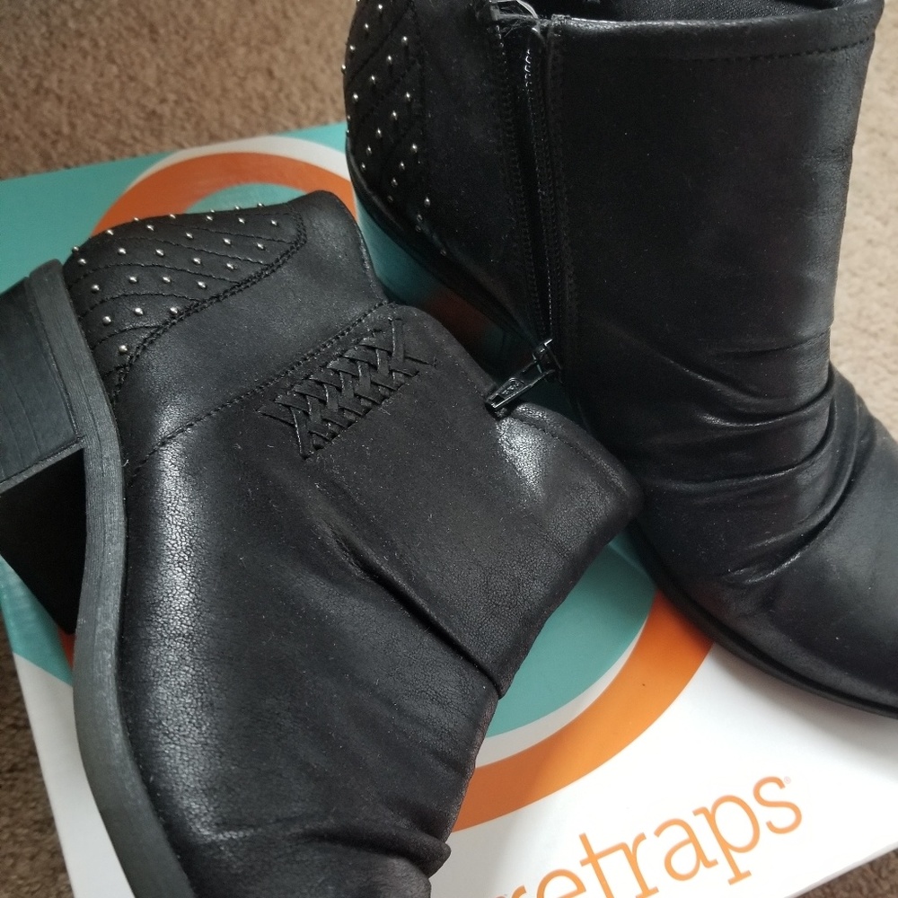 Barefoot black  boots